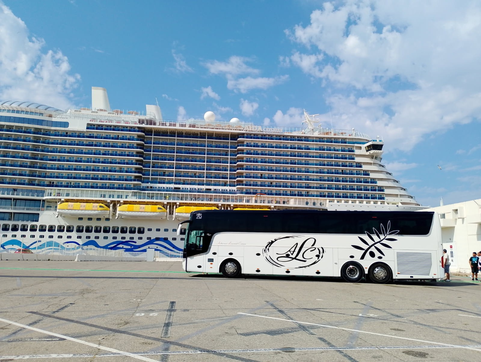 Location d'autocar vanhool 41 pax avec chauffeur pour entreprises et associations dans les Bouches du Rhône